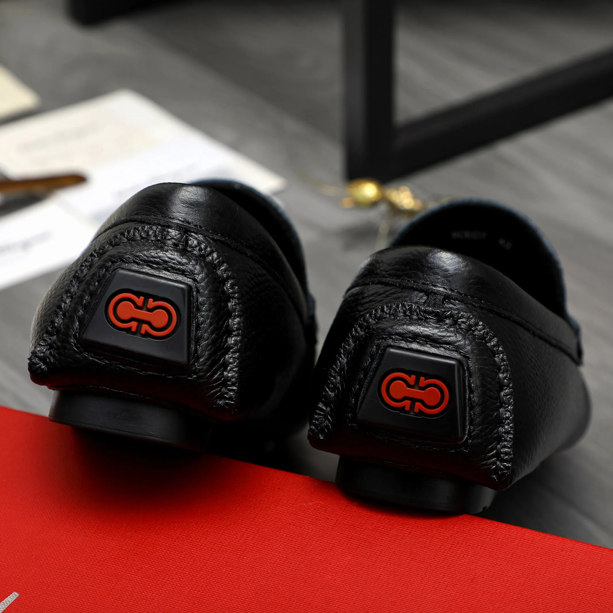P420 Product trademark: Ferragamo [Ferragamo] Casual slip-on men's shoes Regular size: 38-44 Product material: Selected pebbled cowhide upper, sheepskin lining, original rubber outsole